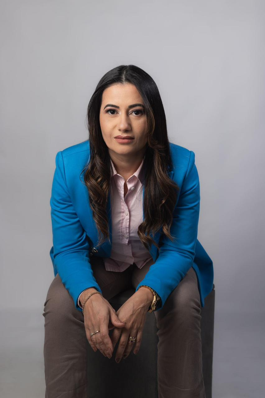 Beatriz da Silva sentada em retrato editorial.