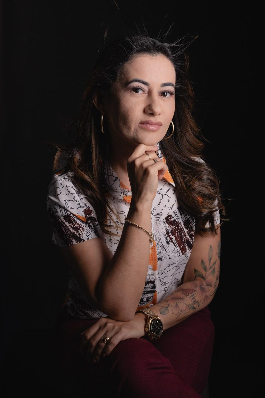 Retrato de Beatriz da Silva em fundo escuro.